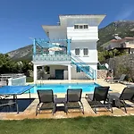 Hayat 6 Yatak Odalı ölüdenize Yakın Villa Fethiye
